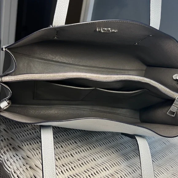 Coach Charlie Carryall - Picture 13 of 17